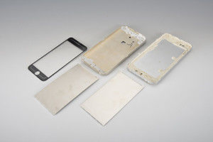 Máquina de moldeo por inyección de plástico vertical de doble deslizamiento de 55 toneladas para estuche de teléfono móvil