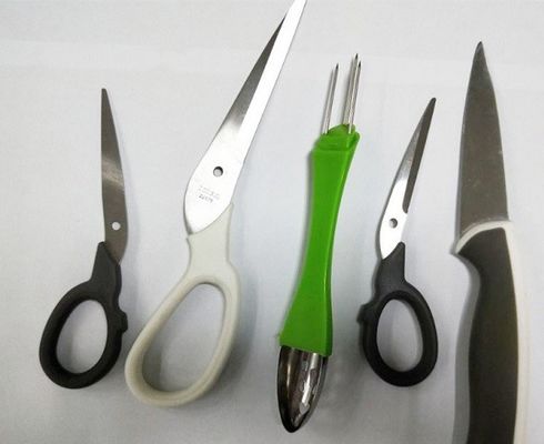 Máquina de moldeo por inyección de 120 toneladas de mesa rotativa vertical para el mango de las tijeras
