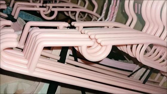 Máquina de moldeo por inyección de una sola diapositiva vertical de 55 toneladas para colgantes de plástico