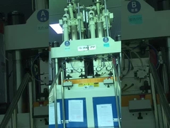 Máquina de moldeo por inyección vertical de doble color de 120 toneladas utilizada para conchas de juguete de dos colores